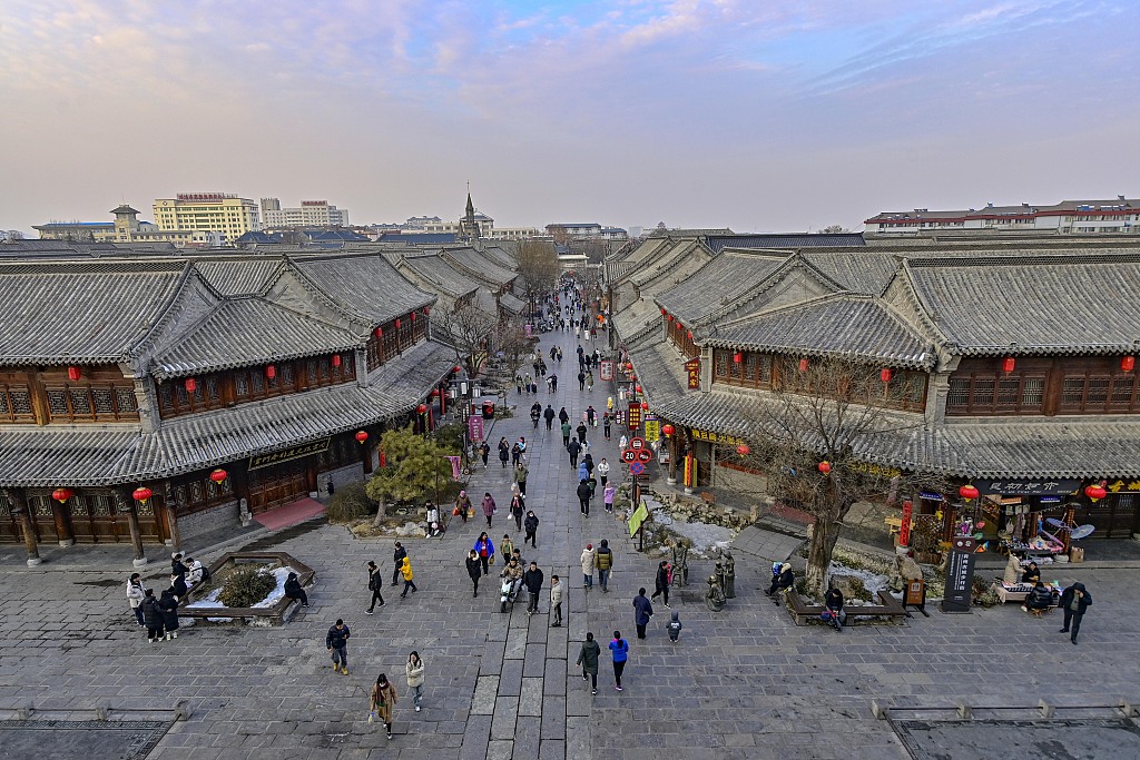 Επισκέπτες απολαμβάνουν το τοπίο στην παλιά πόλη της περιοχής Γουεϊφάνγκ, στην επαρχία Σανντόνγκ της Ανατολικής Κίνας, την 1η Ιανουαρίου 2024. [Φωτογραφία/VCG]