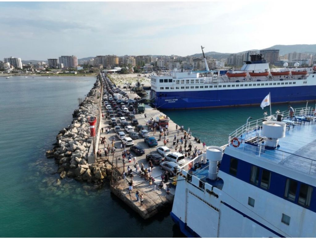 Turistët italianë në portet shqiptare (Foto Lapsi.al)