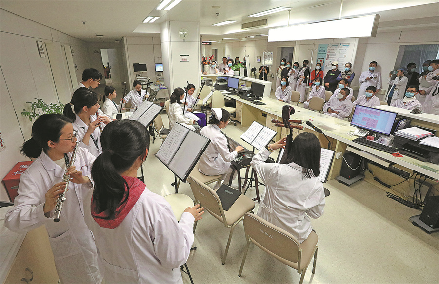Μια μπάντα παίζει για τους ασθενείς στο Νοσοκομείο του Ιατρικού Κολλεγίου στο Πεκίνο στις 17 Μαρτίου. ZHU XINGXIN/CHINA DAILY