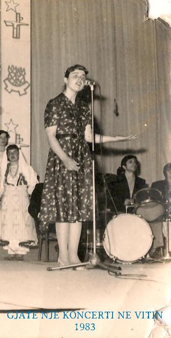 Valentina Sinani gjate nje koncerti ne vitin 1983 (Foto personale)