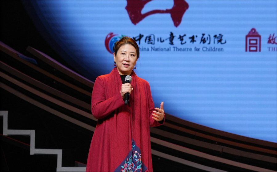 Η Φενγκ Λι, διευθύντρια του Κινέζικου Εθνικού Θεάτρου για Παιδιά, μιλά σε συνέντευξη Τύπου στο Πεκίνο στις 20 Δεκεμβρίου 2023. [Φωτογραφία από chinadaily.com.cn]
