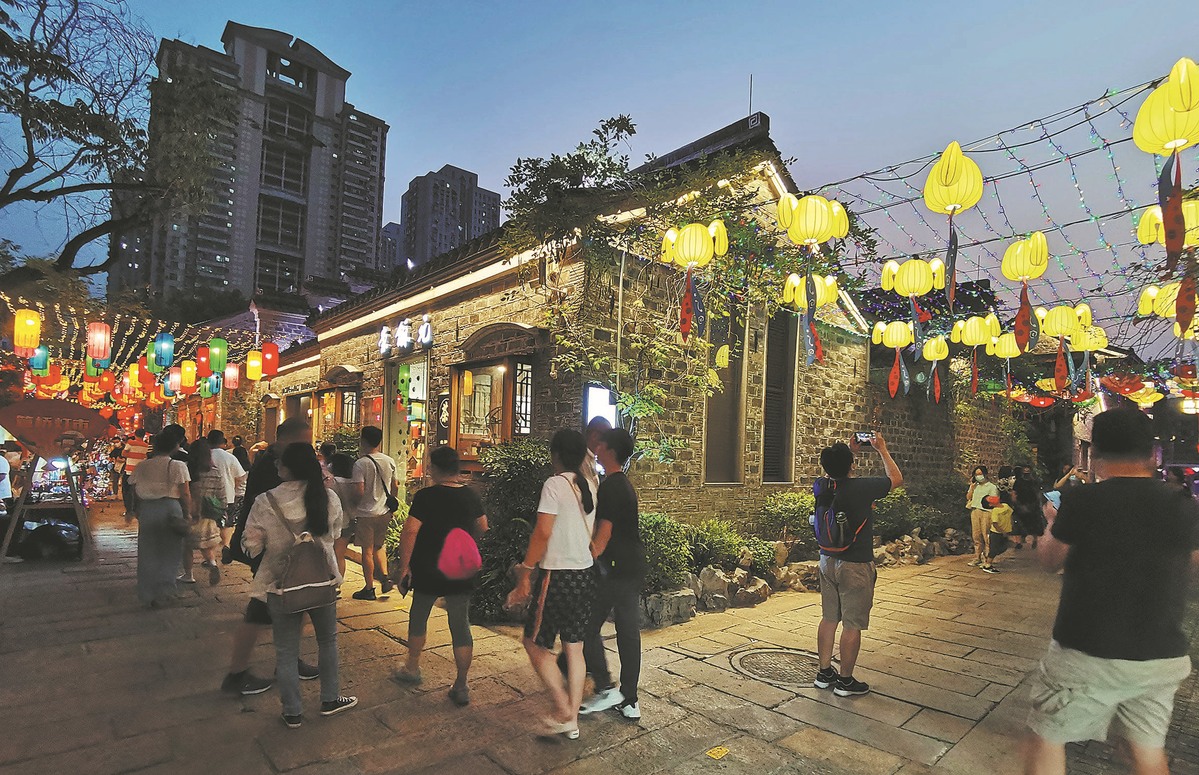 Πεζοί περιπλανιούνται στην οδό Σινάν Λι, στο κέντρο της πόλης Ναντζίνγκ, της πρωτεύουσας της επαρχίας Τζιανγκσού. [ΦΩΤΟ/CHINA DAILY] 