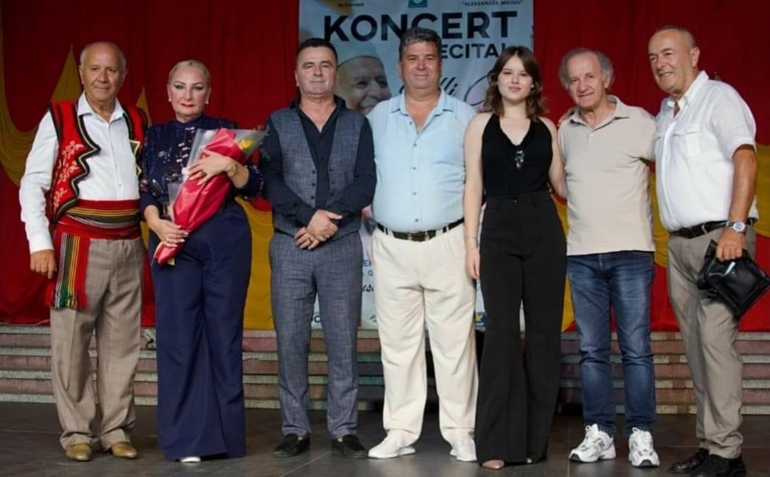 Ylli Cifti me miqte e tij pas koncertit recital ne Durres (facebook)