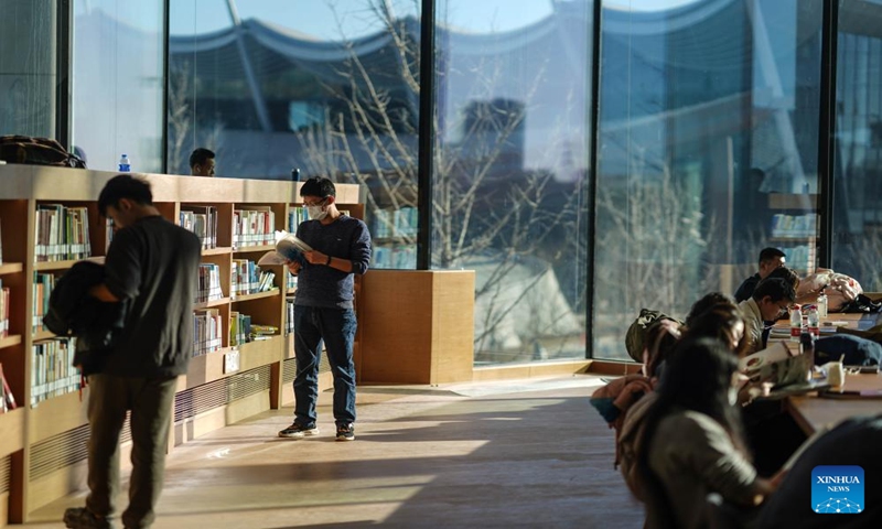 Πολίτες διαβάζουν στην Βιβλιοθήκη του Πεκίνου στο Πεκίνο, πρωτεύουσα της Κίνας, Ιαν. 14, 2024. (Xinhua/Peng Ziyang)