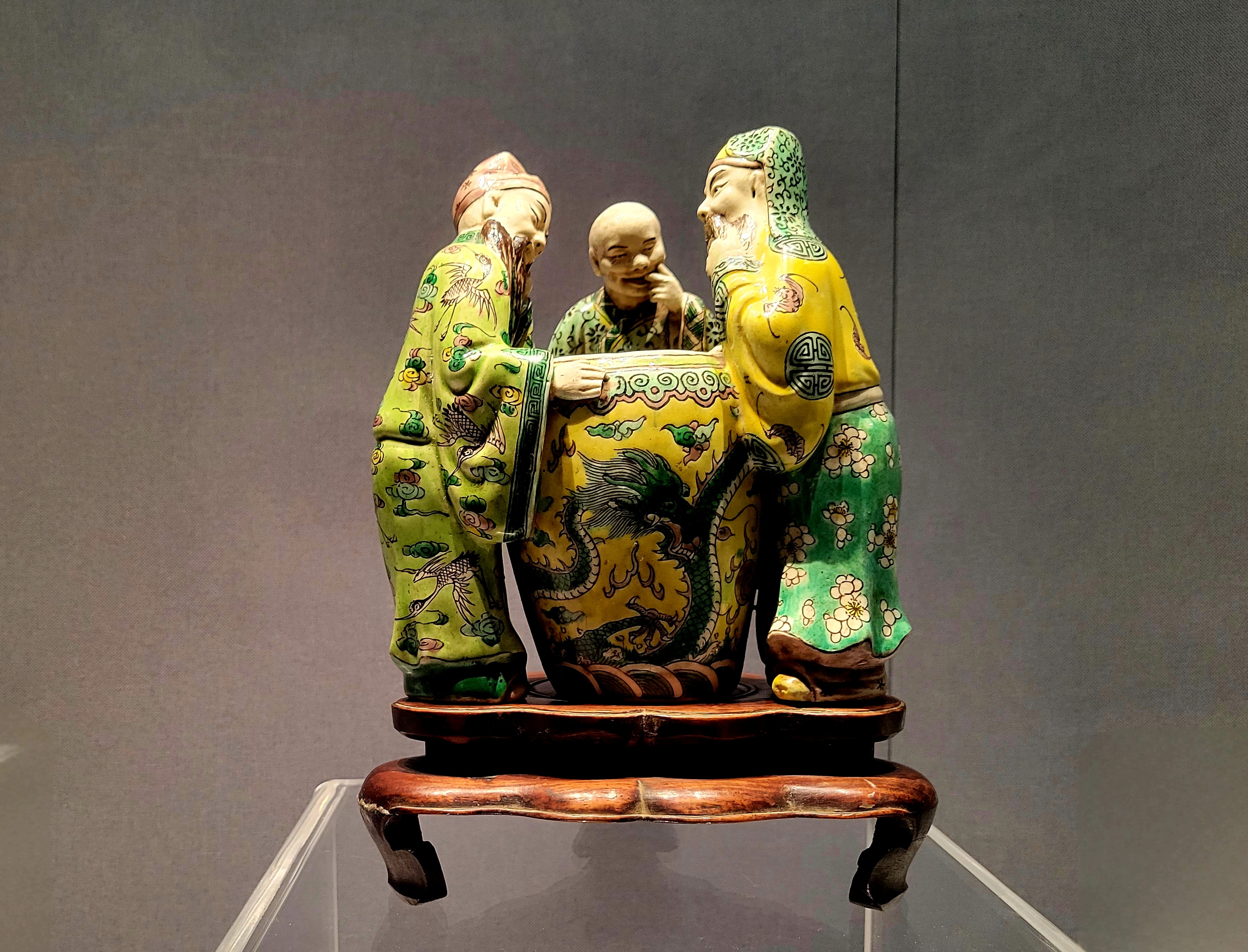 Στην φωτογραφία, τρίχρωμο κεραμικό αντικείμενο από την έκθεση του Μουσείου Τσιφένγκ (赤峰博物馆: chìfēng bówùguǎn)  (Φωτογραφία Εύα Παπαζή/CRI Greek)