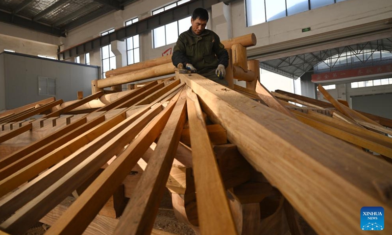 Τοποθετώντας μια ξύλινη δομή για κτίρια σε στυλ Χουιτζόου στο Χουανγκσάν, στην επαρχία Ανχούι της ανατολικής Κίνας, 11 Ιανουαρίου 2024. (Xinhua/Zhou Mu)