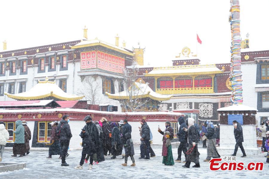 Θιβετιανοί προσκυνητές περιστρέφουν τους τροχούς προσευχής στη Λάσα, στην αυτόνομη περιοχή Σιζάνγκ (Θιβέτ) της νοτιοδυτικής Κίνας, 18 Ιανουαρίου 2024. (Φωτογραφία/China News Service)
