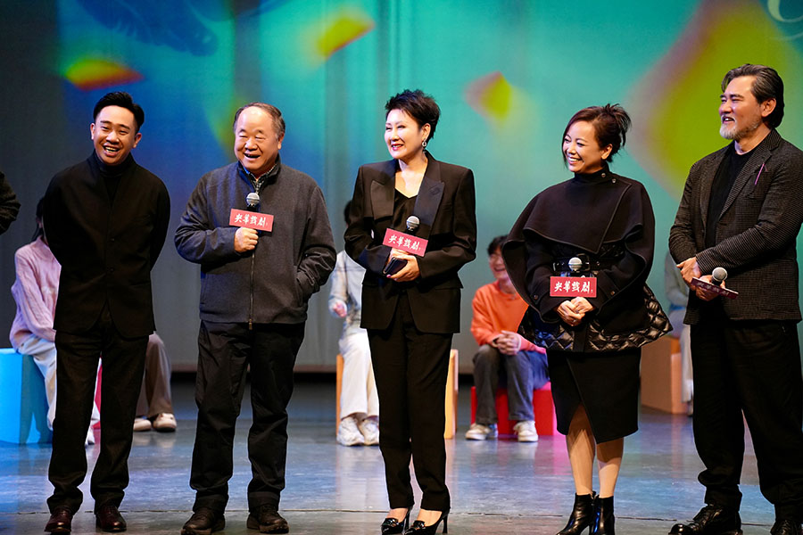 Ο Μο Γιαν (δεύτερος από αριστερά) και το κύριο καστ του "Κροκόδειλος". [Φωτογραφία από chinadaily.com.cn]