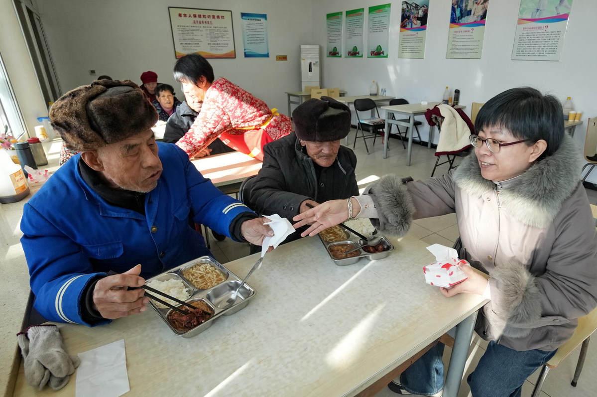 Οι ηλικιωμένοι κάτοικοι τρώνε σε ένα κέντρο ημερήσιας φροντίδας στην περιοχή Ντασίνγκ του Πεκίνου, στις 22 Ιανουαρίου. [Φωτογραφία/Xinhua]