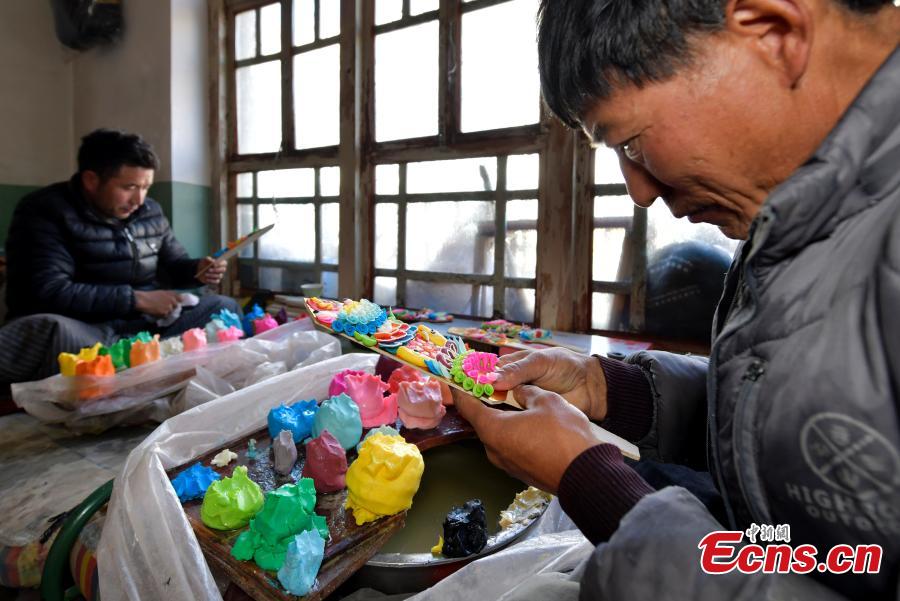 Τεχνίτες φτιάχνουν γλυπτά με βούτυρο για το επερχόμενο Λοσάρ, ή Θιβετιανό Νέο Έτος, στη Λάσα, στην αυτόνομη περιοχή Σιζάνγκ της νοτιοδυτικής Κίνας, στις 30 Ιανουαρίου, 2024. (Φωτογραφία: China News Service/Li Lin)