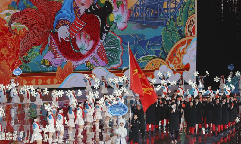 Η αντιπροσωπεία του Τιεντζίν παρέλασε στο γήπεδο κατά τη διάρκεια της τελετής έναρξης των 14ων Εθνικών Χειμερινών Αγώνων της Κίνας στο Χουλούν Μπουίρ, στην αυτόνομη περιφέρεια της Εσωτερικής Μογγολίας της βόρειας Κίνας, 17 Φεβρουαρίου 2024. (Xinhua/Jiang Fan)
