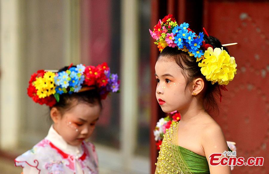 Κορίτσια που φορούν ανθοφόρα καπέλα στο χωριό Σουνπού του Τσουεντζόου, στην επαρχία Φουτζιέν της ανατολικής Κίνας, 21 Φεβρουαρίου 2024.  (Φωτογραφία: China News Service/Zhang Bin)