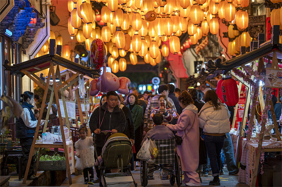 Άνθρωποι επισκέπτονται μια νυχτερινή αγορά στην πόλη Τζινχουά, επαρχία Τζετζιάνγκ, στις 20 Φεβρουαρίου 2024. [Φωτογραφία/VCG]
