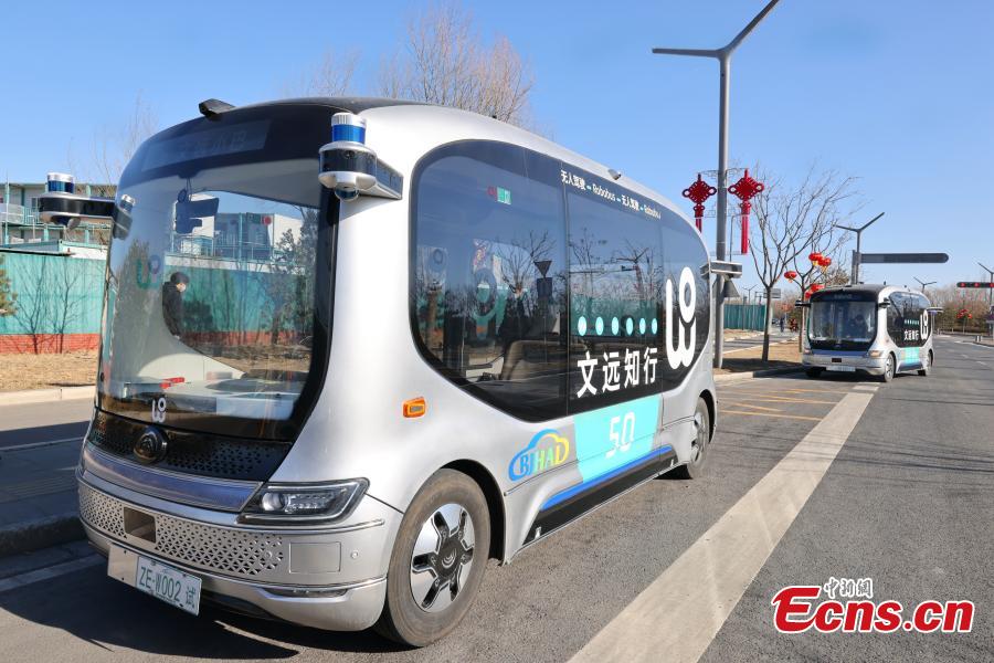 Ένα αυτόνομο λεωφορείο κινείται σε ένα δρόμο στην περιοχή Τονγκτζόου του Πεκίνου, στις 3 Μαρτίου 2024. (Φωτογραφία: China News Service/Yang Kejia)