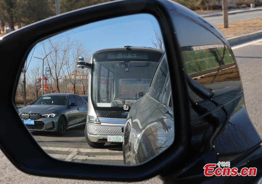 Ένας επιβάτης παίρνει ένα λεωφορείο χωρίς οδηγό στην περιοχή Τονγκτζόου του Πεκίνου, στις 3 Μαρτίου 2024. (Φωτογραφία: China News Service/Yang Kejia)