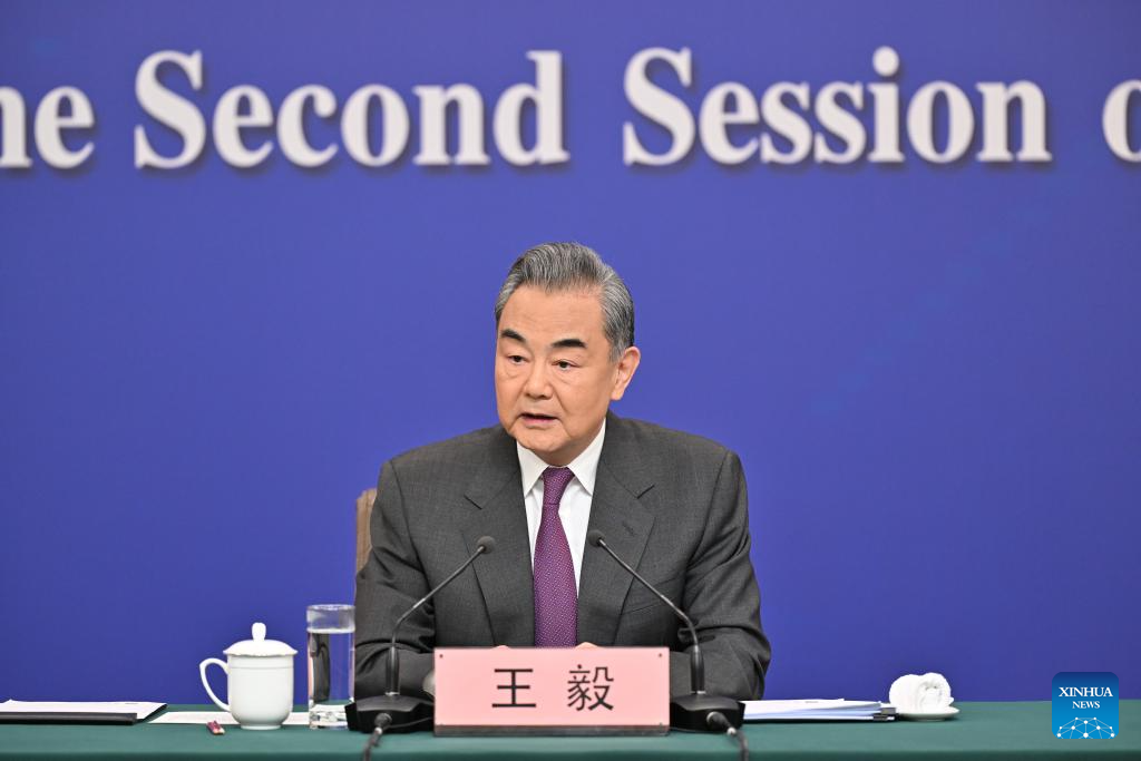 Ο Κινέζος υπουργός Εξωτερικών Γουάνγκ Γι, επίσης μέλος του Πολιτικού Γραφείου της Κεντρικής Επιτροπής του Κομμουνιστικού Κόμματος της Κίνας, παρευρίσκεται σε συνέντευξη Τύπου για την εξωτερική πολιτική και τις εξωτερικές σχέσεις της Κίνας στο περιθώριο της δεύτερης συνόδου του 14ου Εθνικού Λαϊκού Συνεδρίου (ΕΛΣ) στο Πεκίνο, πρωτεύουσα της Κίνας, 7 Μαρτίου 2024. (Xinhua/Cai Yang)