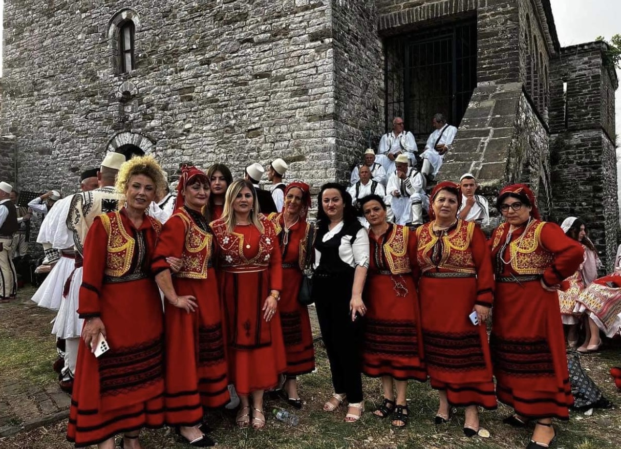 Parime Shahinaj me grupin ne festivalin e Gjirokastres (Foto personale) 