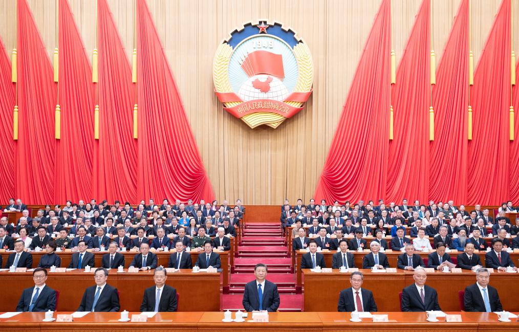 Οι Κινέζοι ηγέτες ο Σι Τζινπίνγκ, ο Λι Τσιάνγκ, ο Τζαο Λετζί, ο Τσάι Τσι, ο Ντινγκ Σιουεσιάνγκ, ο Λι Σι και ο Χαν Τζενγκ, παρευρίσκονται στην τελική συνεδρίαση της δεύτερης συνόδου της 14ης Εθνικής Επιτροπής της Κινεζικής Λαϊκής Πολιτικής Συμβουλευτικής Διάσκεψης στη Μεγάλη Αίθουσα του Λαού στο Πεκίνο, πρωτεύουσα της Κίνας, 10 Μαρτίου 2024. (Xinhua/Huang Jingwen)