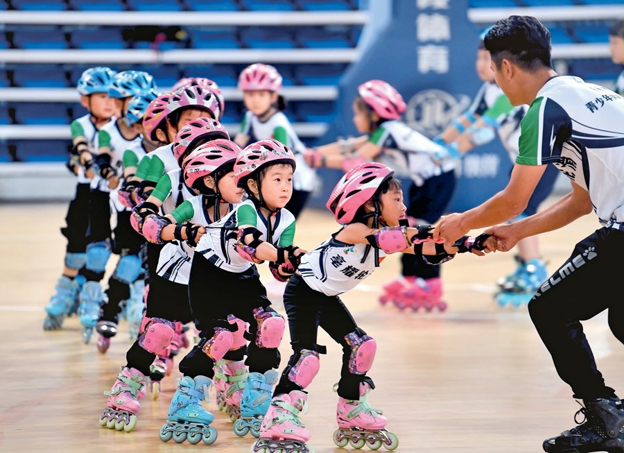 Παιδιά κάνουν πατινάζ κατά τη διάρκεια μιας κοινής αθλητικής συνάντησης στο Μποτζόου, μια πόλη στην επαρχία Ανχούι της ανατολικής Κίνας.