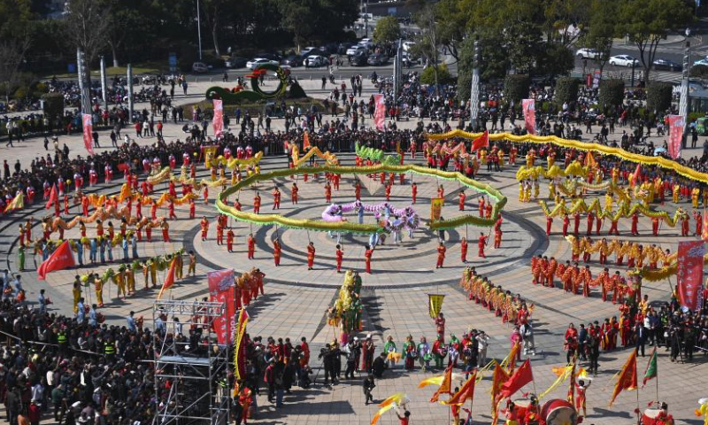 Λαϊκοί καλλιτέχνες εκτελούν το χορό του δράκου για τον εορτασμό της Ημέρας Λονγκταϊτόου στην Φενγκχουά, στην επαρχία Τζετζιάνγκ της ανατολικής Κίνας, 10 Μαρτίου 2024. (Xinhua/Huang Zongzhi)