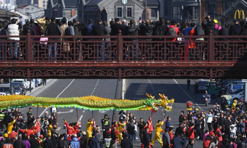 Λαϊκοί καλλιτέχνες που κρατούν δράκους από ύφασμα συμμετέχουν σε παρέλαση για τον εορτασμό της επερχόμενης της Ημέρας Λονγκταϊτόου στην Φενγκχουά, στην επαρχία Τζετζιάνγκ της ανατολικής Κίνας, 10 Μαρτίου 2024. 