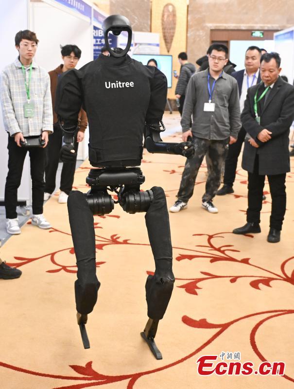 Ένας διαγωνιζόμενος δείχνει πώς λειτουργεί ένα ρομπότ στον Διαγωνισμό Ανθρωπόμορφων Ρομπότ που πραγματοποιήθηκε στην Οικονομική-Τεχνολογική Περιοχή Ανάπτυξης του Πεκίνου, στις 13 Μαρτίου 2024. (Φωτογραφία: China News Service)