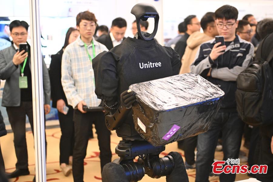 Ένα ρομπότ μεταφέρει αντικείμενα στον Διαγωνισμό Ανθρωπόμορφων Ρομπότ που πραγματοποιήθηκε στην Οικονομική-Τεχνολογική Περιοχή Ανάπτυξης του Πεκίνου, 13 Μαρτίου 2024. (Φωτογραφία: China News Service)