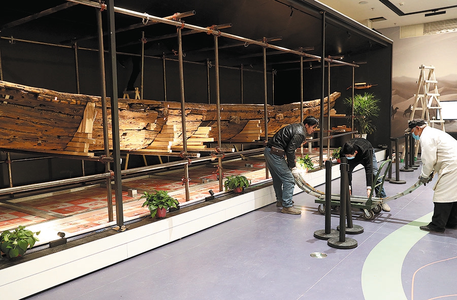 Ένα ξύλινο σκάφος της δυναστείας Χαν (206 π.Χ. - 220 μ.Χ.) που εκτίθεται, υποβλήθηκε σε επισκευές τον Ιανουάριο. [Φωτογραφία ZOU HONG/CHINA DAILY]