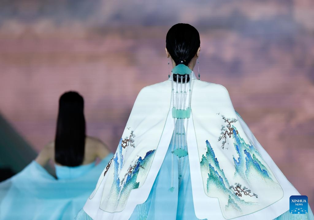 Μοντέλα περπατούν στην πασαρέλα παρουσιάζοντας την συλλογή Heaven Gaia Φθινόπωρο / Χειμώνας 2024 από την Κινέζα σχεδιάστρια μόδας Xiong Ying κατά τη διάρκεια της εβδομάδας μόδας του Πεκίνου, στην πρωτεύουσα της Κίνας, 18 Μαρτίου 2024. Φωτογραφία: Xinhua