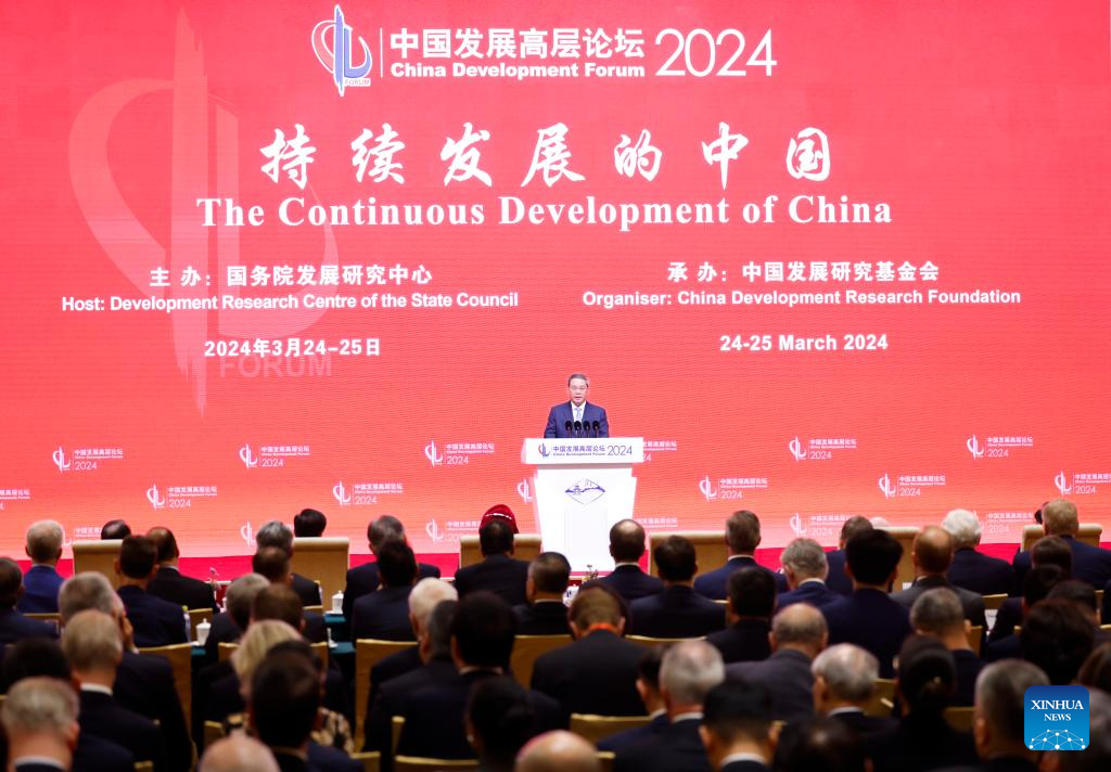 Ο Κινέζος πρωθυπουργός Λι Τσιάνγκ παρευρίσκεται στην τελετή έναρξης του Φόρουμ Ανάπτυξης Κίνας 2024 και εκφωνεί μια κεντρική ομιλία στο Πεκίνο, πρωτεύουσα της Κίνας, 24 Μαρτίου 2024. (Xinhua/Huang Jingwen)