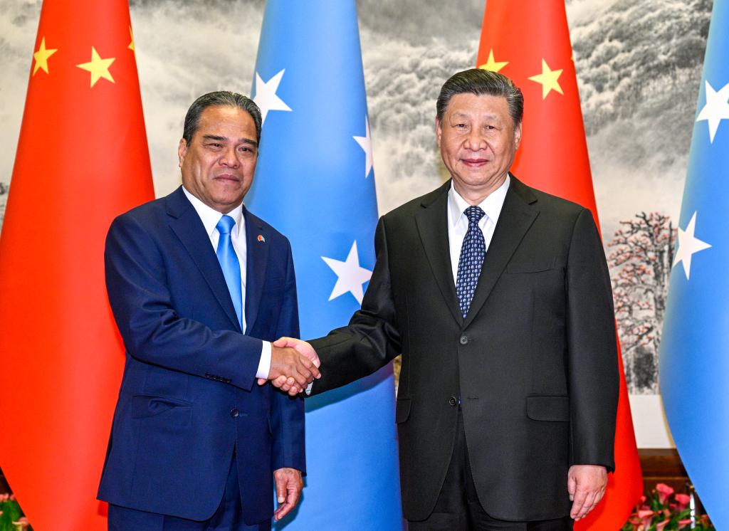 Ο Κινέζος Πρόεδρος Σι Τζινπίνγκ συναντά τον Πρόεδρο των Ομόσπονδων Πολιτειών της Μικρονησίας Γουέσλι Σιμίνα στο Πεκίνο, πρωτεύουσα της Κίνας, 9 Απριλίου 2024. (φωτογραφία/Xinhua)