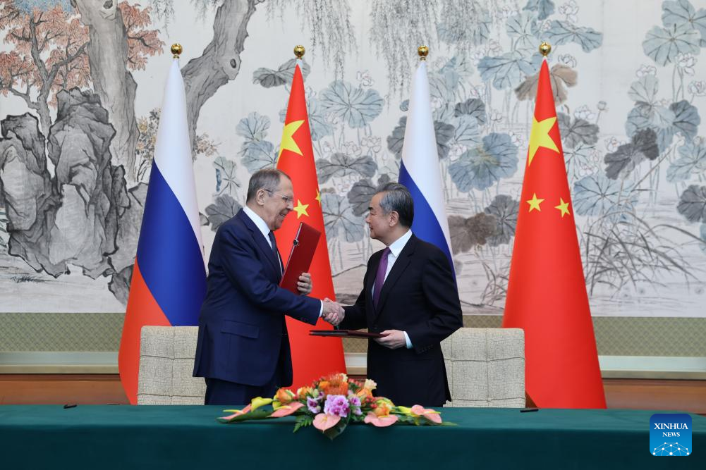 Ο Κινέζος υπουργός Εξωτερικών Γουάνγκ Γι και ο υπουργός Εξωτερικών της Ρωσικής Ομοσπονδίας Σεργκέι Λαβρόφ υπογράφουν το σχέδιο για διαβούλευση μεταξύ των δύο υπουργείων Εξωτερικών για το 2024 μετά τις συνομιλίες τους στο Πεκίνο, πρωτεύουσα της Κίνας, 9 Απριλίου 2024. (Xinhua/Chen Bin)