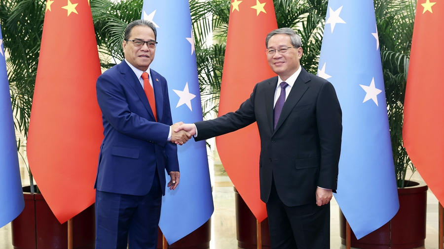 Ο Κινέζος πρωθυπουργός Λι Τσιάνγκ (δεξιά) συναντά τον Πρόεδρο των Ομόσπονδων Πολιτειών της Μικρονησίας Γουέσλι Σιμίνα στο Πεκίνο, Κίνα, 10 Απριλίου 2024. /Xinhua