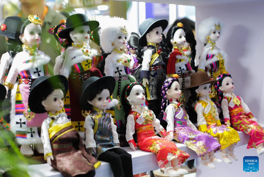 Κούκλες ντυμένες με κοστούμια της θιβετιανής εθνότητας εμφανίζονται στην τέταρτη Διεθνή Έκθεση Καταναλωτικών Προϊόντων της Κίνας (CICPE) στο Χαϊκόου, πρωτεύουσα της επαρχίας Χαϊνάν της νότιας Κίνας, 14 Απριλίου 2024. (Xinhua/Tian Weiwei)
