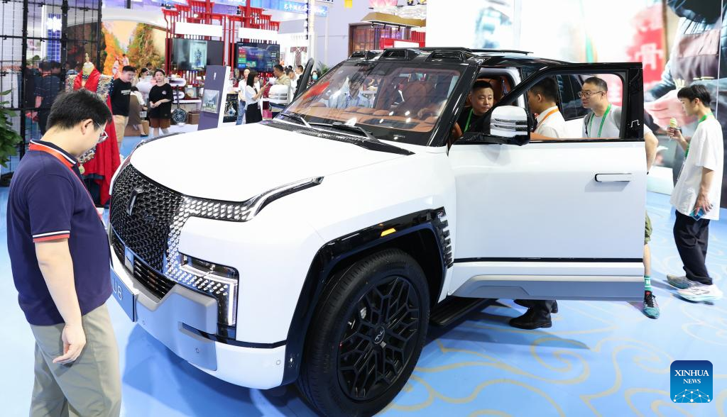 Ένα SUV Yangwang U8 εμφανίζεται στην τέταρτη Διεθνή Έκθεση Καταναλωτικών Προϊόντων της Κίνας (CICPE) στο Χαϊκόου, πρωτεύουσα της επαρχίας Χαϊνάν της νότιας Κίνας, 13 Απριλίου 2024. (Xinhua/Yang Guanyu)