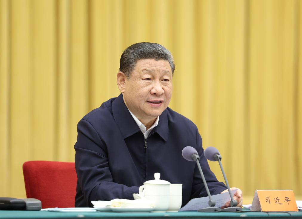 Ο Κινέζος Πρόεδρος Σι Τζινπίνγκ ενώ προεδρεύει ενός συμποσίου για την ενίσχυση της ανάπτυξης της δυτικής περιοχής της Κίνας στη νέα εποχή στο Τσονγκτσίνγκ της νοτιοδυτικής Κίνας, 23 Απριλίου 2024. (φωτογραφία/Xinhua)