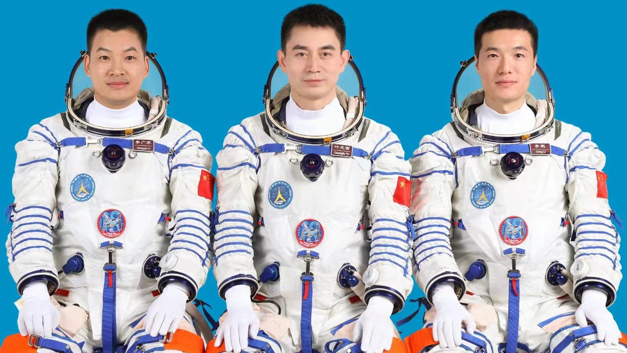 Οι Κινέζοι αστροναύτες Γε Γκουανγκφού (κέντρο), Λι Τσονγκ (δεξιά) και Λι Γκουανγκσού θα είναι στην επανδρωμένη διαστημική αποστολή του Shenzhou-18. (φωτογραφία/China Media Group)