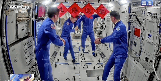Το πλήρωμα του Shenzhou-17 καλωσορίζει το πλήρωμα του Shenzhou-18 στον διαστημικό σταθμό. (φωτογραφία/China Media Group)