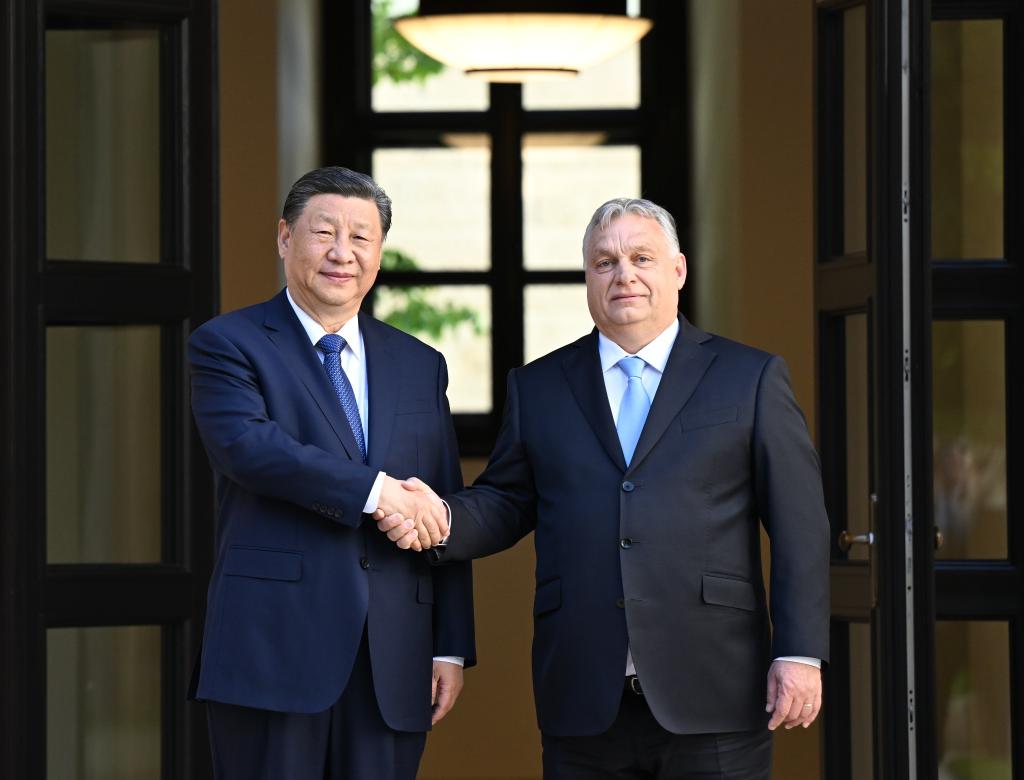 Ο Κινέζος πρόεδρος Xi Jinping συνομιλεί με τον Ούγγρο πρωθυπουργό Βίκτορ Όρμπαν στη Βουδαπέστη, Ουγγαρία, 9 Μαΐου 2024. (Xinhua/Xie Huanchi)