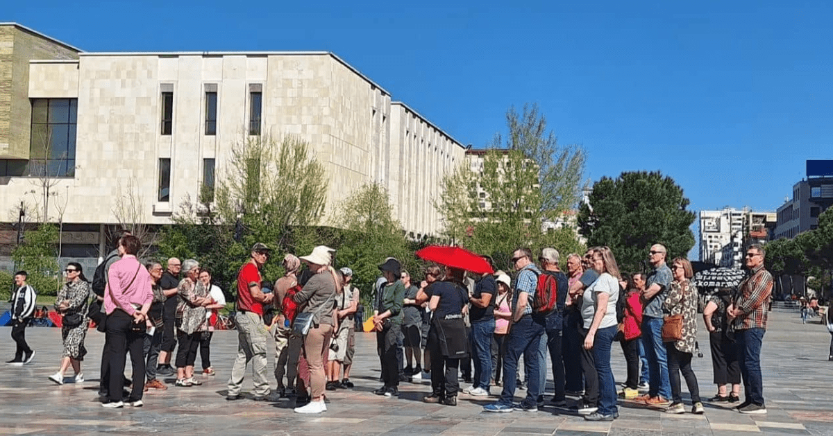 Turistë të huaj në Tiranë (Foto Ministria e Turzimit dhe Mjedisit)