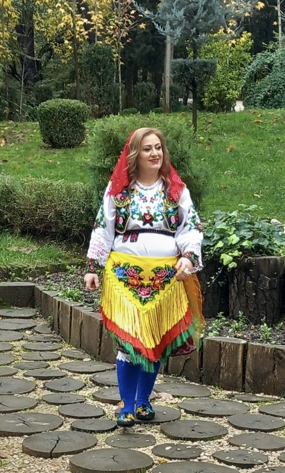 Mirjeta Celaj me veshje popullore tropojane (Foto personale)