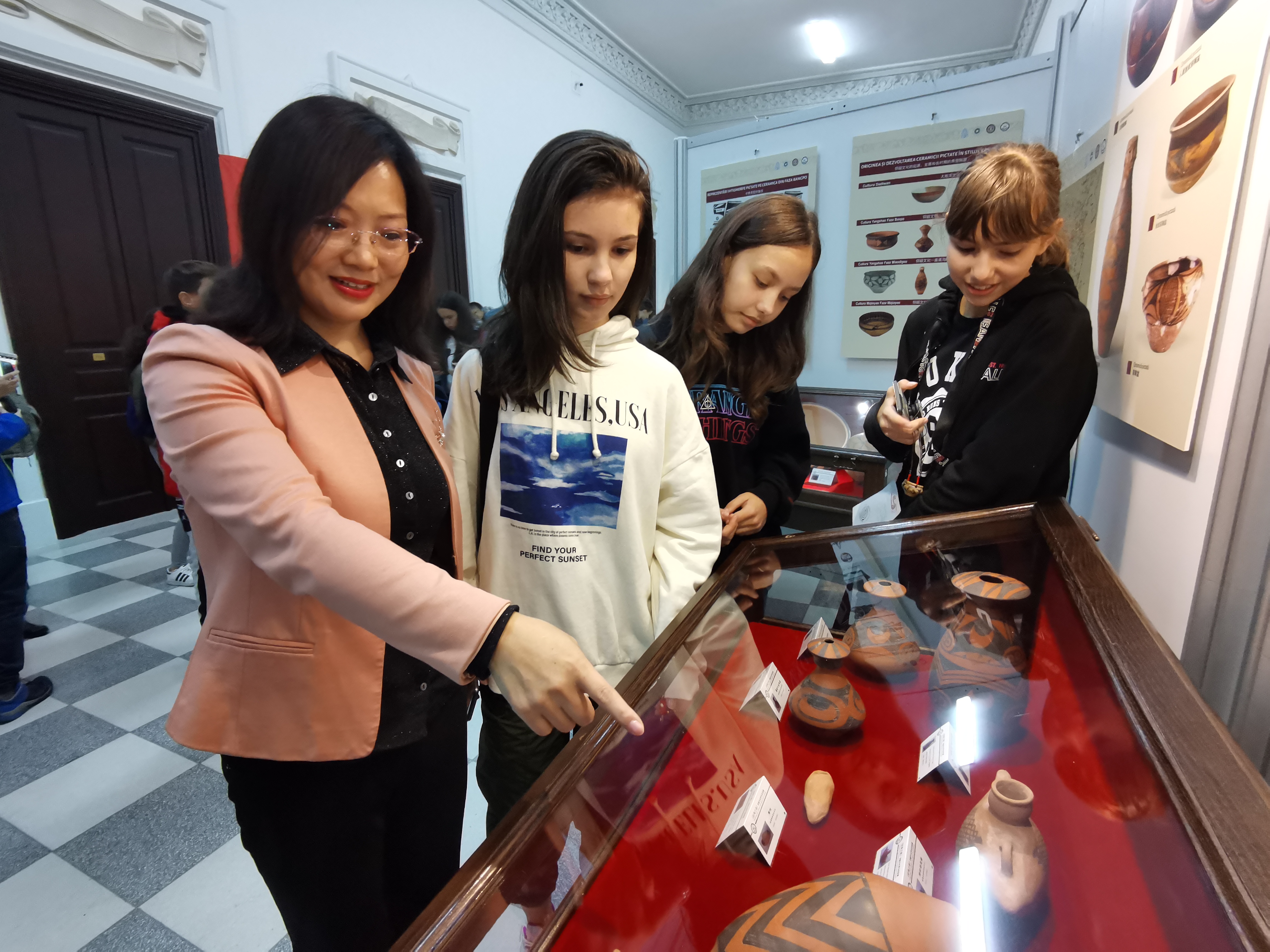 Expoziția „Drumul ceramicii policrome” pe tema culturii Yangshao, susținută în octombrie 2019 la Complexul Muzeal Național „Moldova” Iași de către Institutul de Arheologie din cadrul Academiei Chineze de Științe Sociale și Muzeul de Cultura Yangshao din Mianchi, provincia Henan