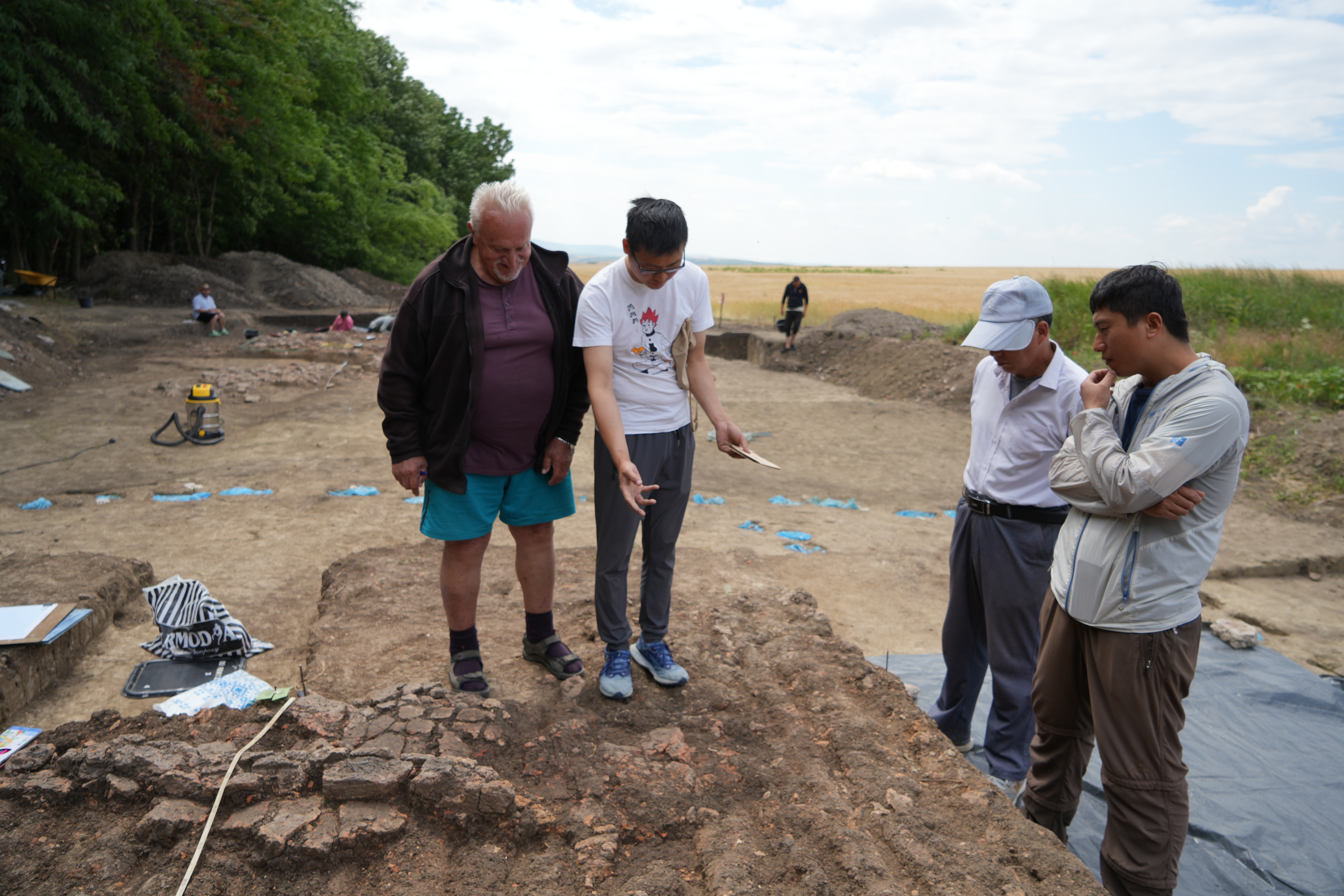 Echipa chino-română de arheologi, aflată în 2023 în cea de-a doua ediție a săpăturilor arheologice comune de la șantierul-școală de la Dobrovăț din județul Iași