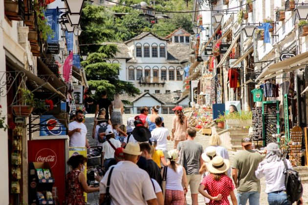 Foto ilustruese te turisteve ne Gjirokaster - foto ATSH 