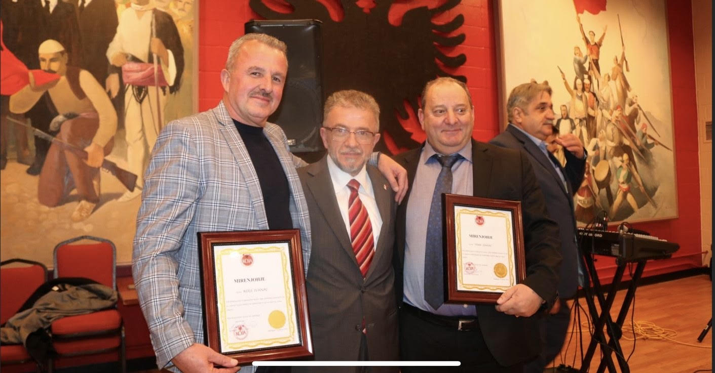 Kole Ivanaj gjatë një ceremonie vlerësimi (Foto personale)