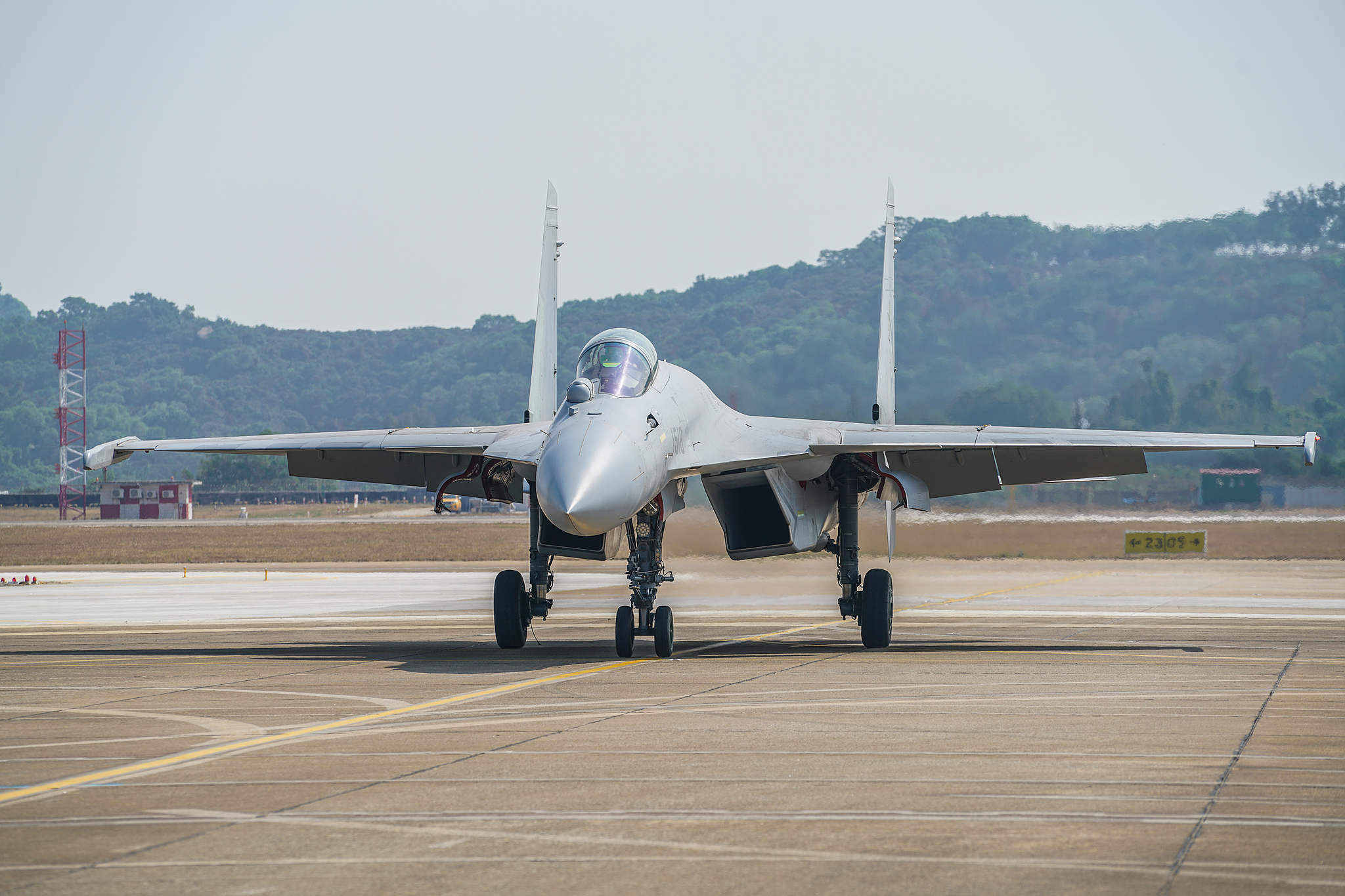 Një avion luftarak J-15T në Zhuhai City, Provinca Guangdong, në jug të Kinës, 6 nëntor 2024.