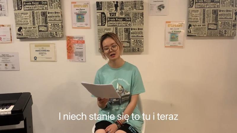 Chińska studentka śpiewa „chodź przytul mnie”