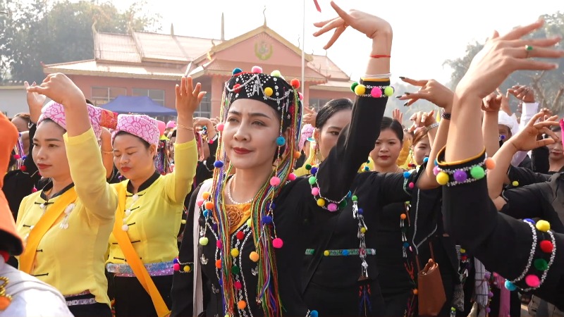 Impreza z okazji Święta Longyang chińskiej mniejszości etnicznej De'ang