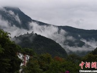 Gunung Jinfo Seindah Lukisan Dakwat