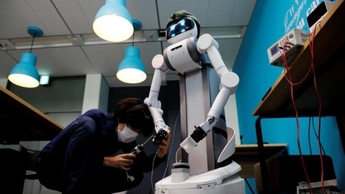 Япон робот ажиллуулж халдвар тархах эрсдэлийг бууруулж чадав